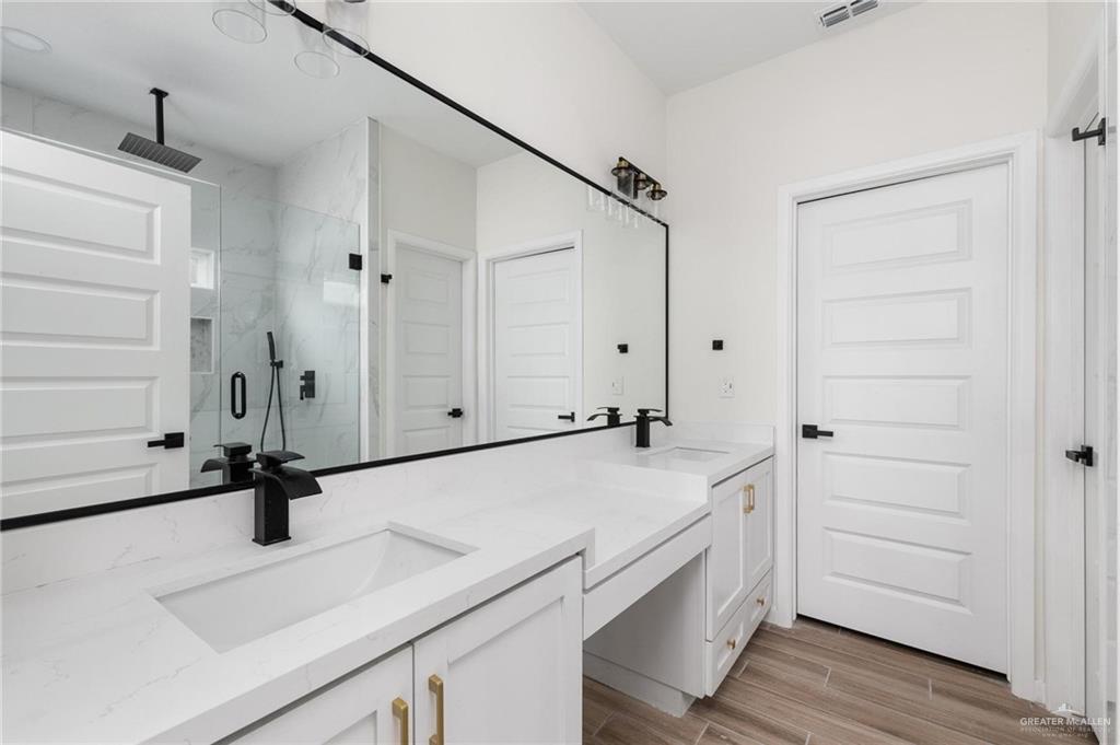 Photo 8 of 2120 Zinnia Street