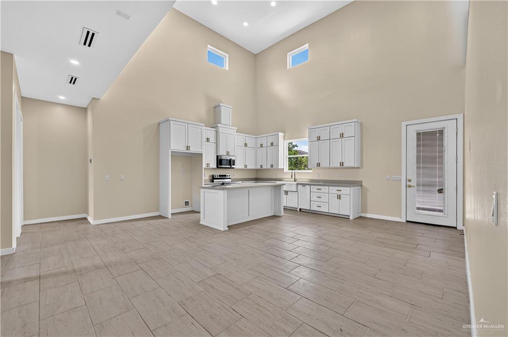 Photo 4 of 2911 Dhalia Drive