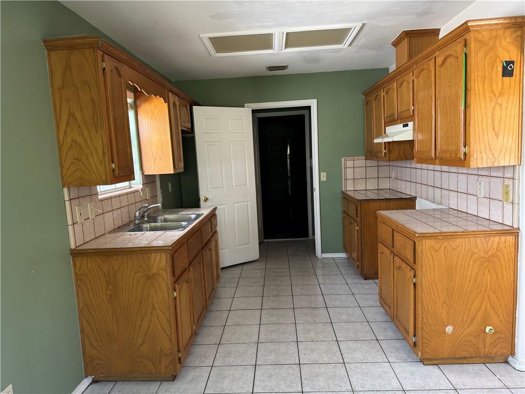 Photo 2 of 1107 Canadian Drive