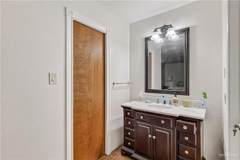 Photo 8 of 100 Whitewing Avenue