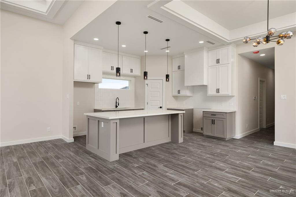 Photo 4 of 2907 Dhalia Drive