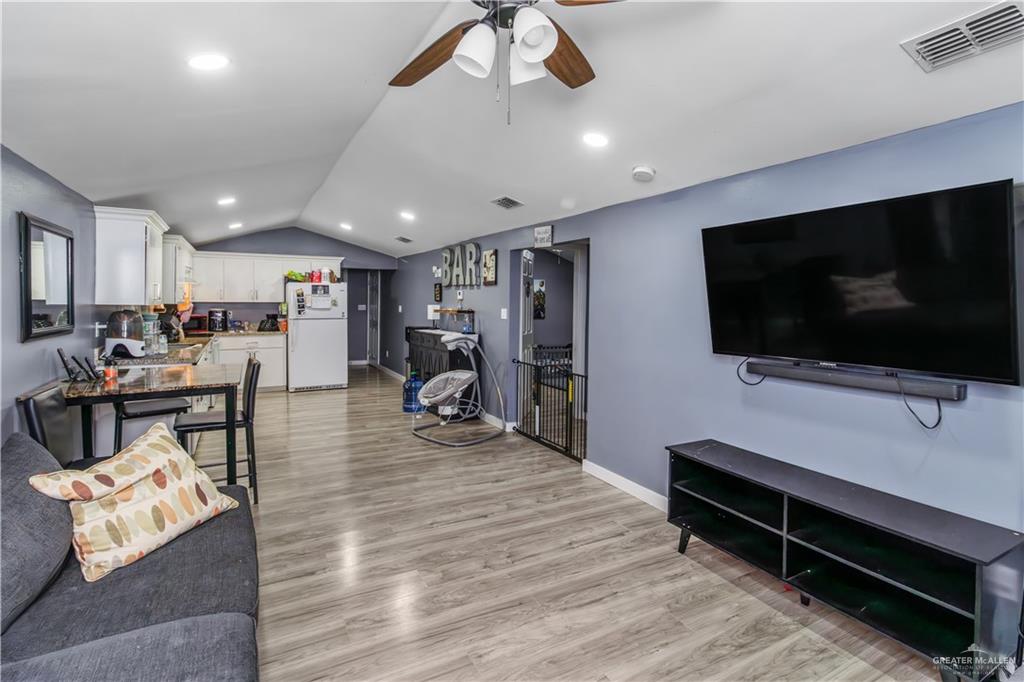 Photo 2 of 603 Samano Street