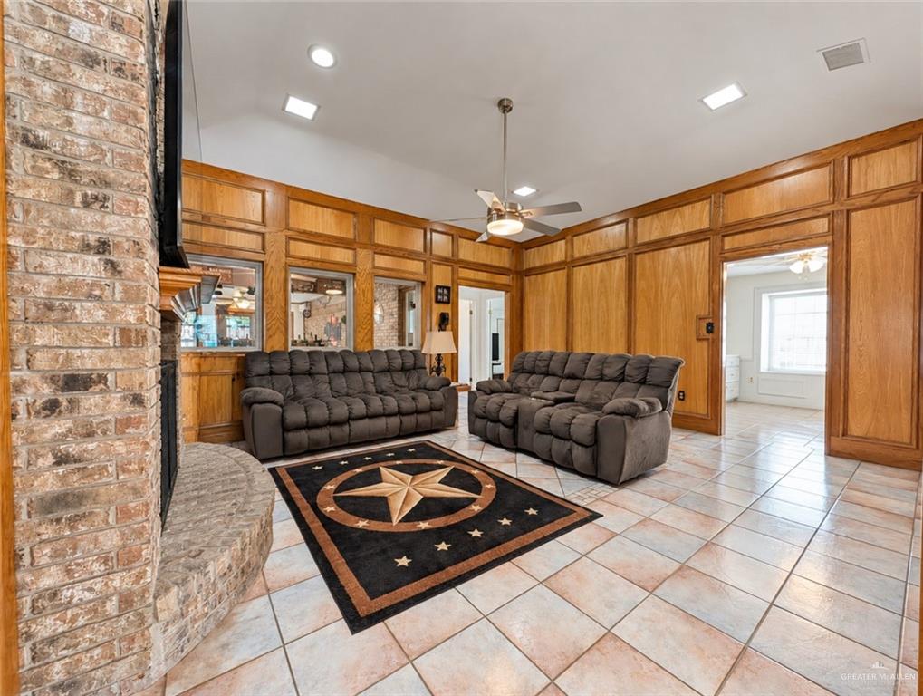 Photo 2 of 2421 Robin Avenue