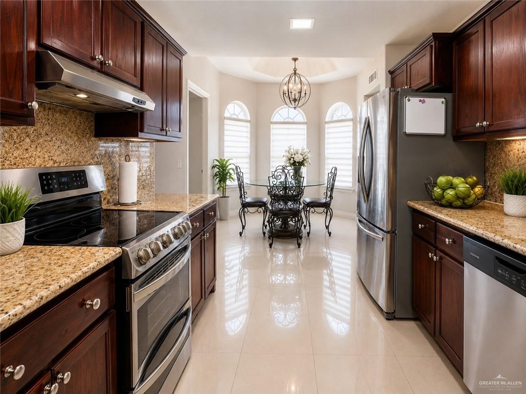 Photo 2 of 809 Tulipan Street