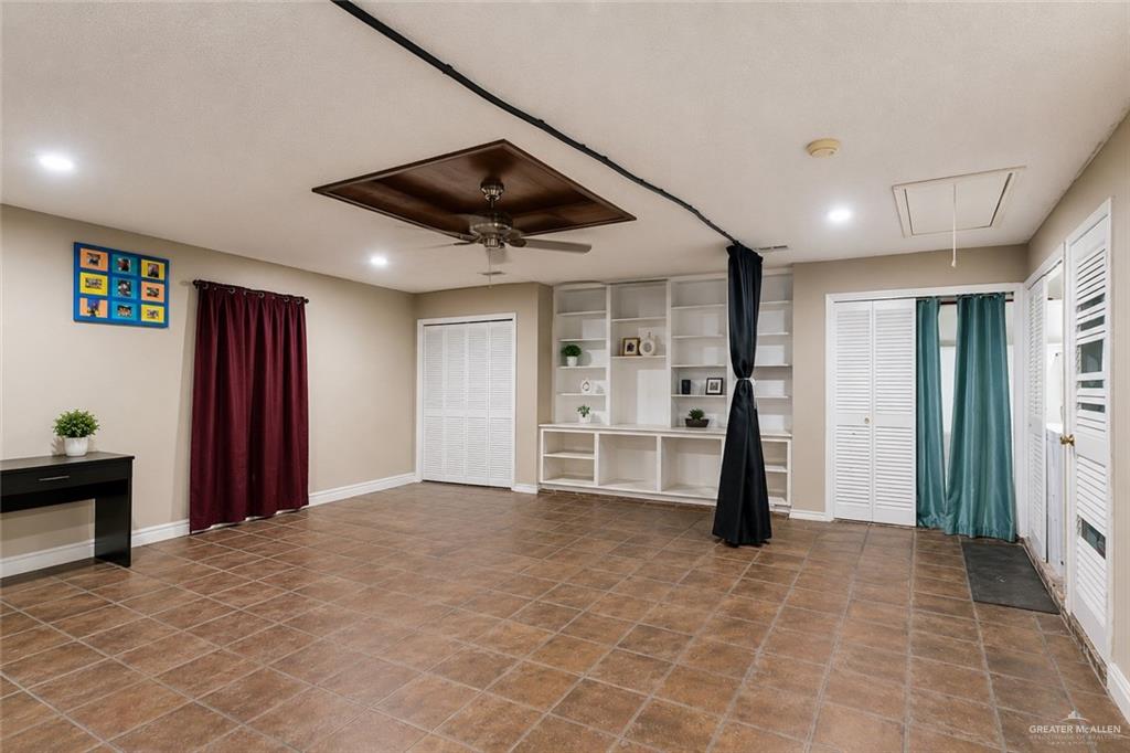 Photo 3 of 2423 Live Oak Street