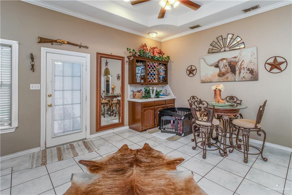 Photo 5 of 1405 La Ciniega Drive