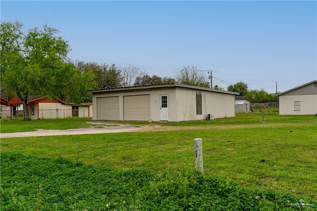Photo 2 of 805 Foster Drive