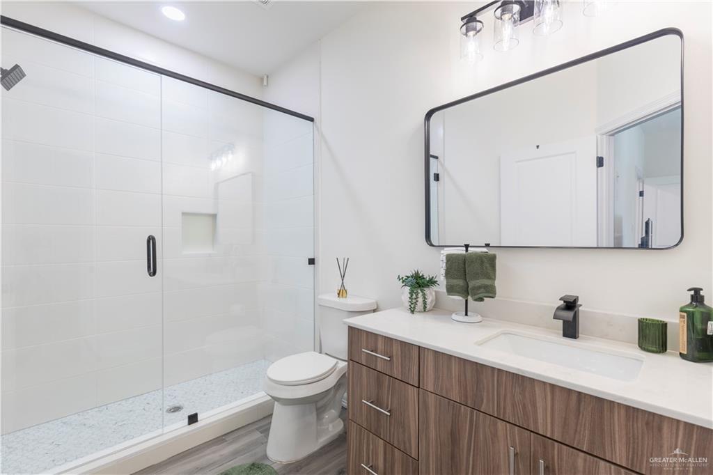Photo 11 of 1006 Clarence Avenue #2