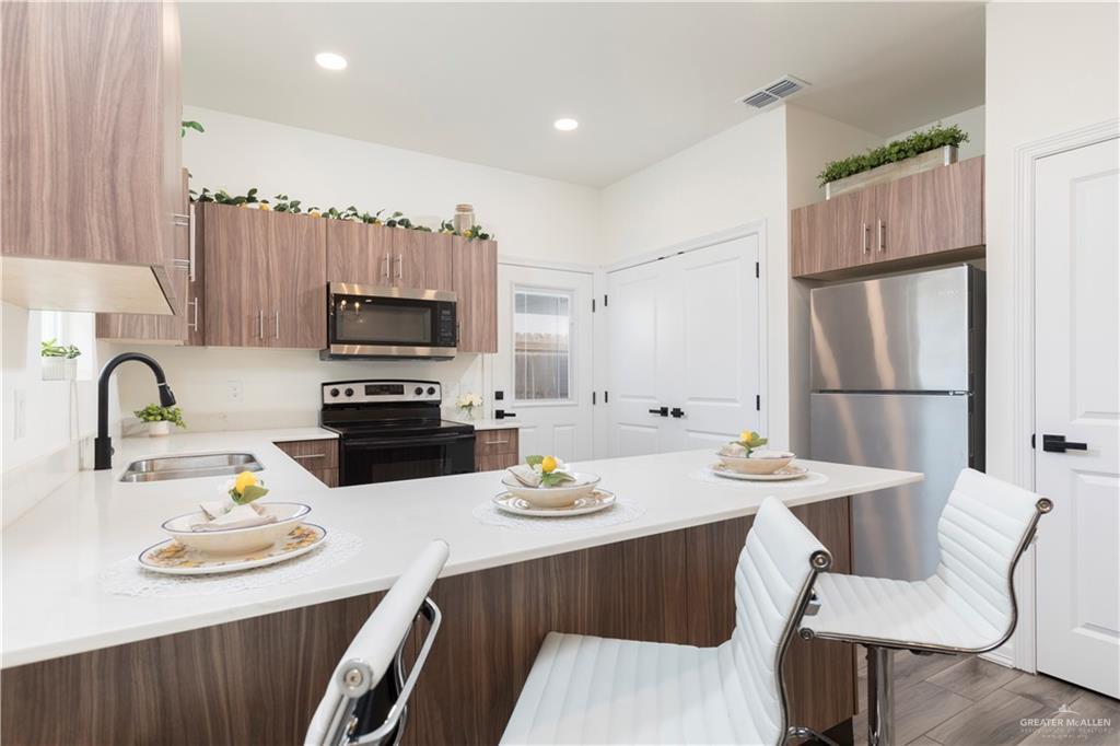 Photo 4 of 1006 Clarence Avenue #2