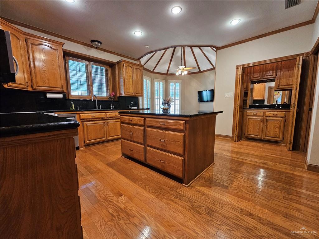 Photo 9 of 1225 Peking Street