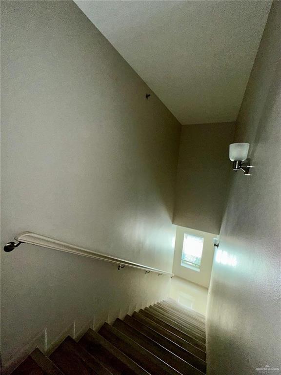 Photo 11 of 410 Newport Avenue #3