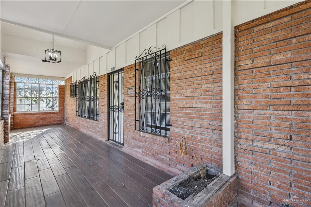 Photo 3 of 2105 Camellia Avenue