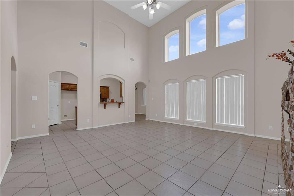 Photo 5 of 2728 Leslie Street